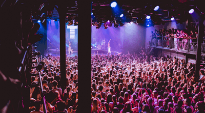 Volle zaal met bezoekers